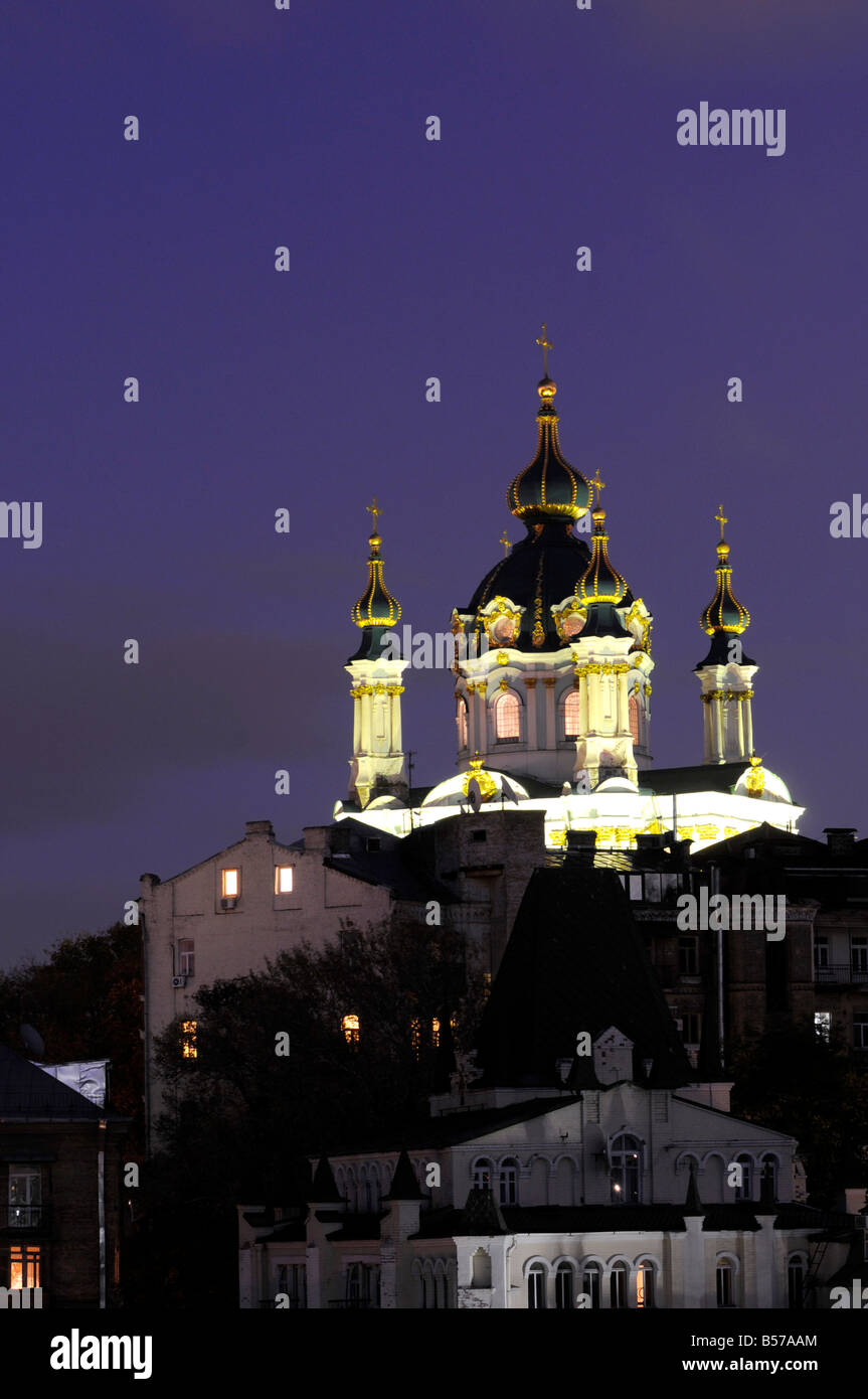 Vista del Sant Andrea Chiesa, un magnifico edificio barocco progettato da Bartolomeo Rastrelli, situato a Kiev in Ucraina. Foto Stock