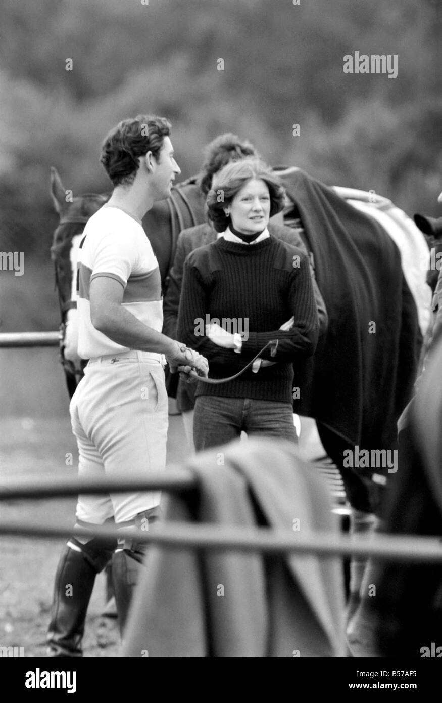 Il principe Charles. Polo a Windsor con la fidanzata signora Sarah Spencer. Giugno 1977 R77-3433-003 Foto Stock