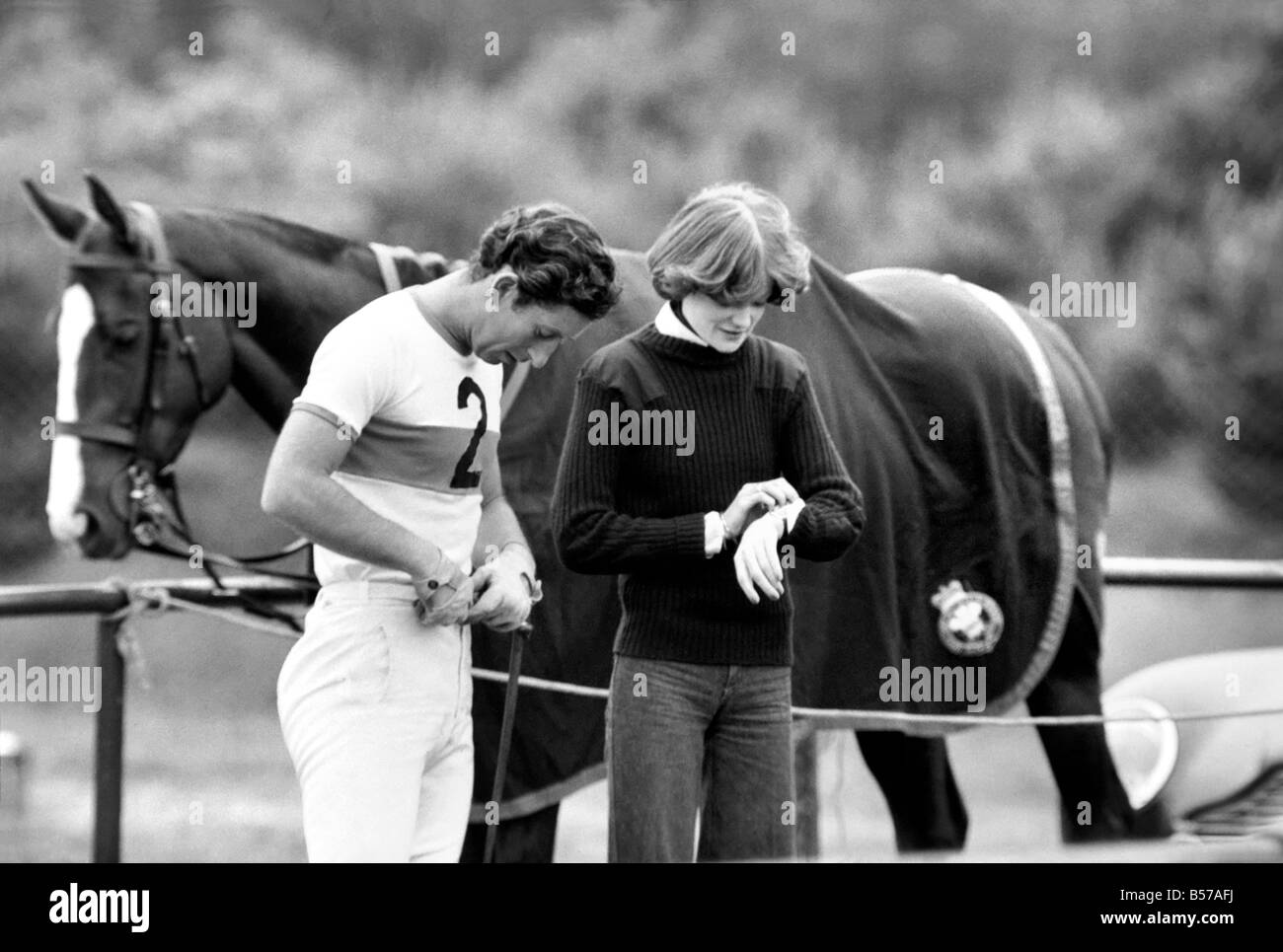 Il principe Charles. Polo a Windsor con la fidanzata signora Sarah Spencer. Giugno 1977 R77-3433-011 Foto Stock