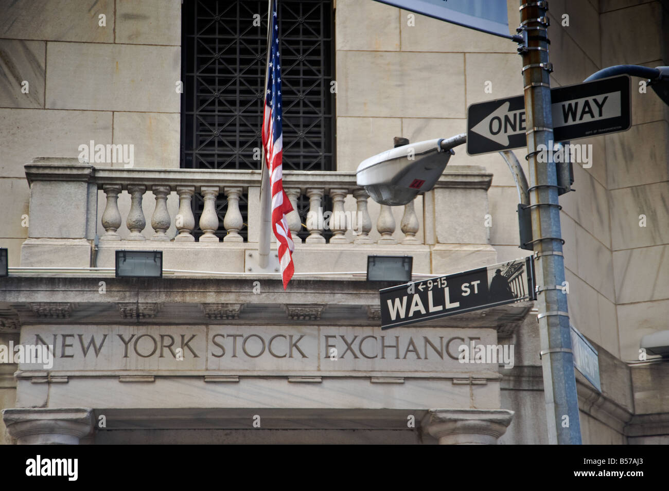 New York Stock Exchange ingresso posteriore e Wall Street sign Foto Stock