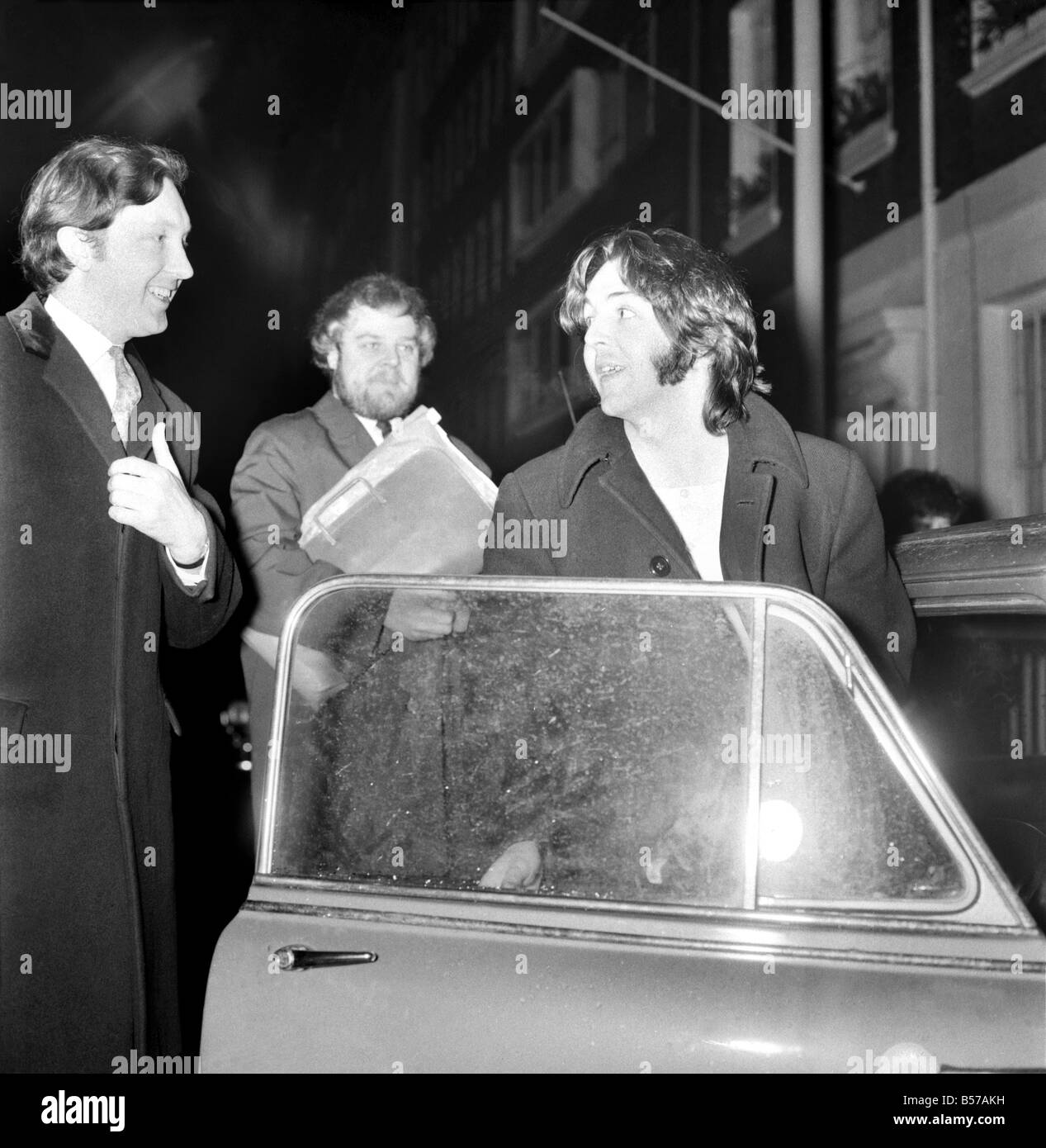 Paul McCartney dei Beatles nel suo mini auto arriva all'Apple Studios. 
Febbraio 1969 
Z01290-001 Foto Stock