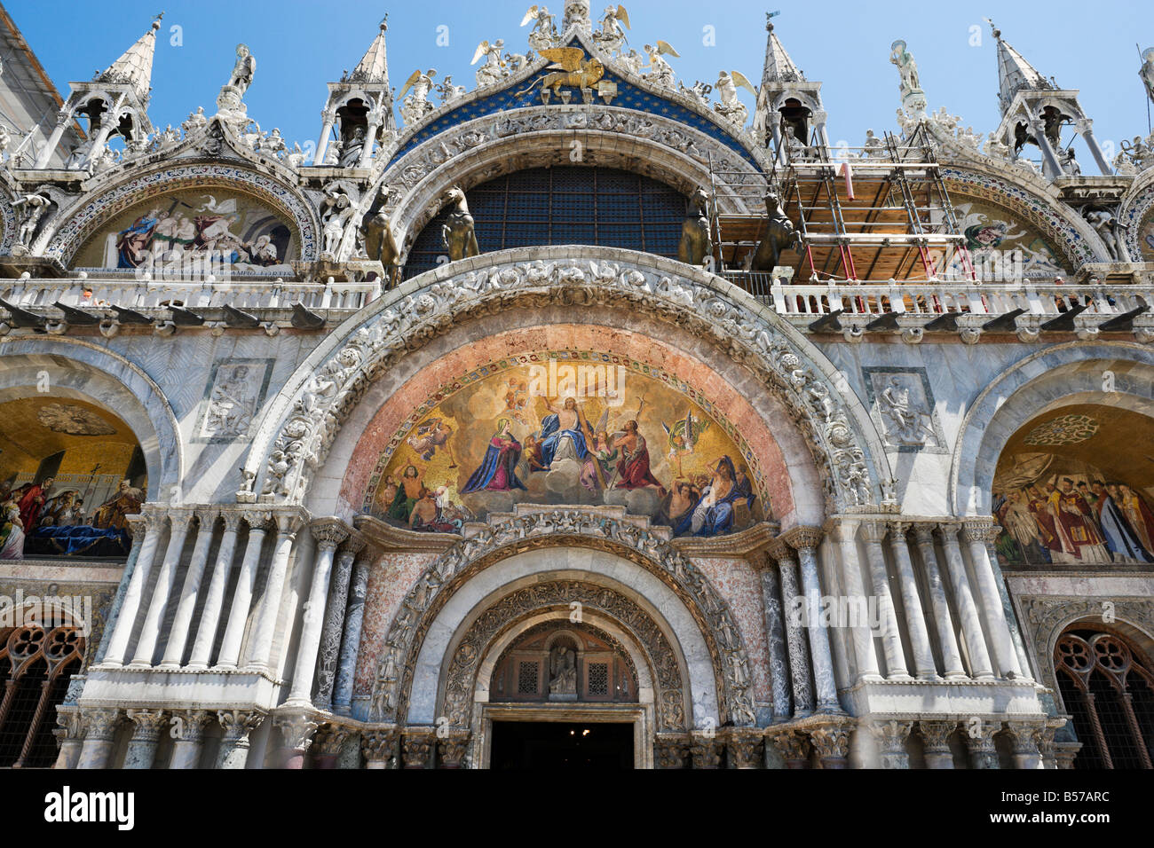 La facciata della Basilica, Piazza San Marco, Venezia, Veneto, Italia Foto Stock