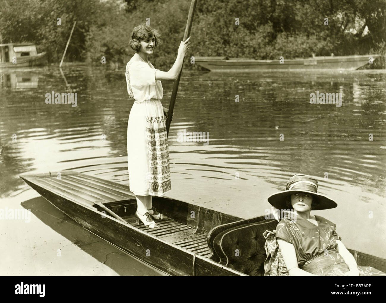 Abbigliamento moda donna 1920s Signore del tempo libero punting sul fiume della moda del 1919 con donne in Edwardian dress punting su un Foto Stock