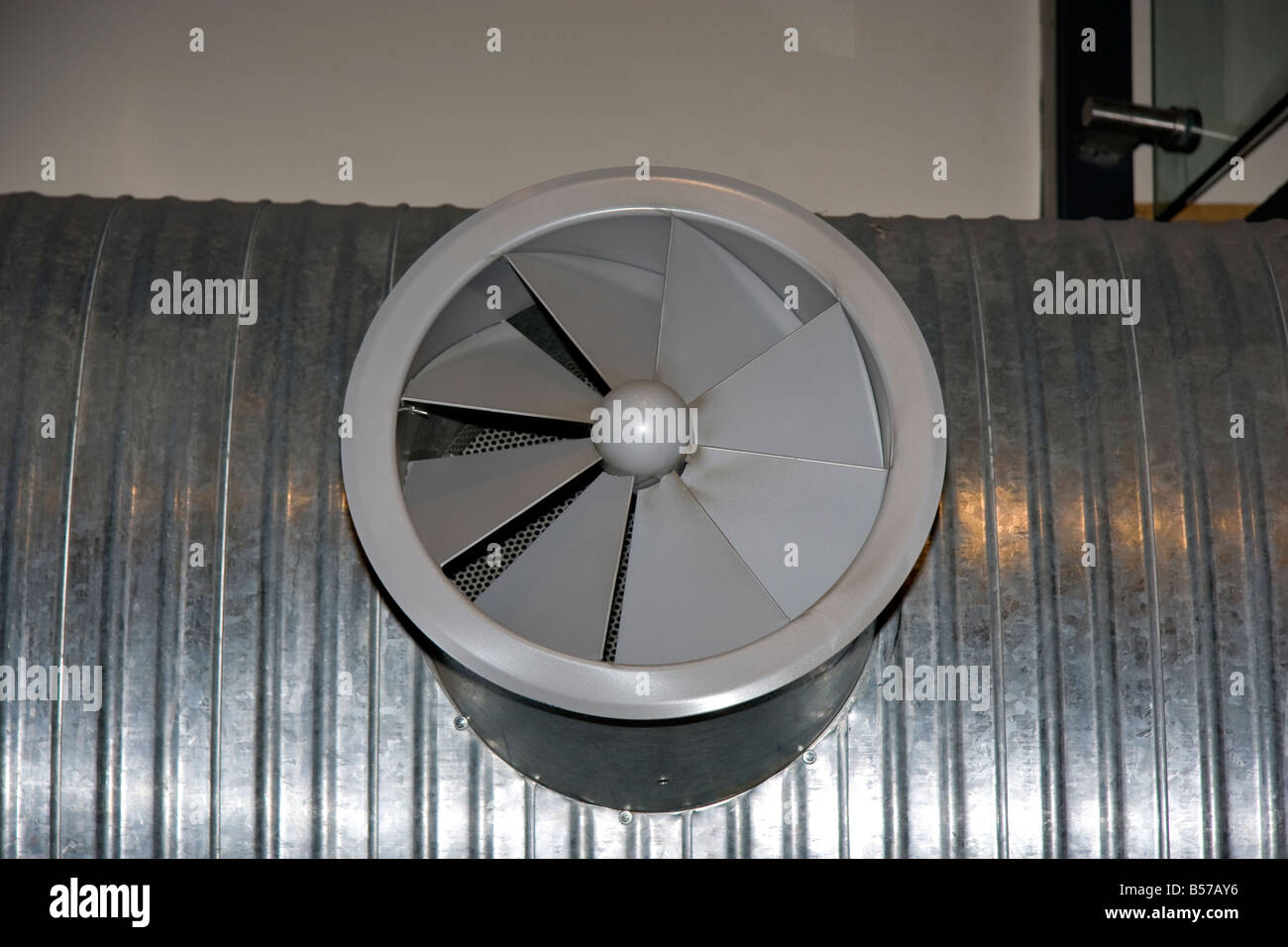Una circolare di sfiato di aria collegato a condotti di aria condizionata Foto Stock