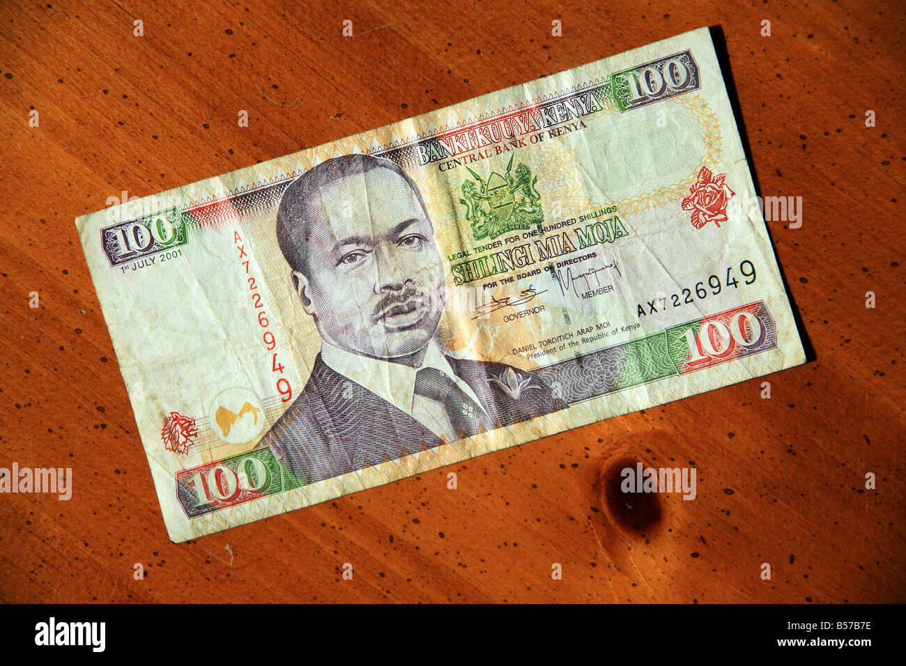 Kenya scellino 100 banconote sul tavolo Foto Stock