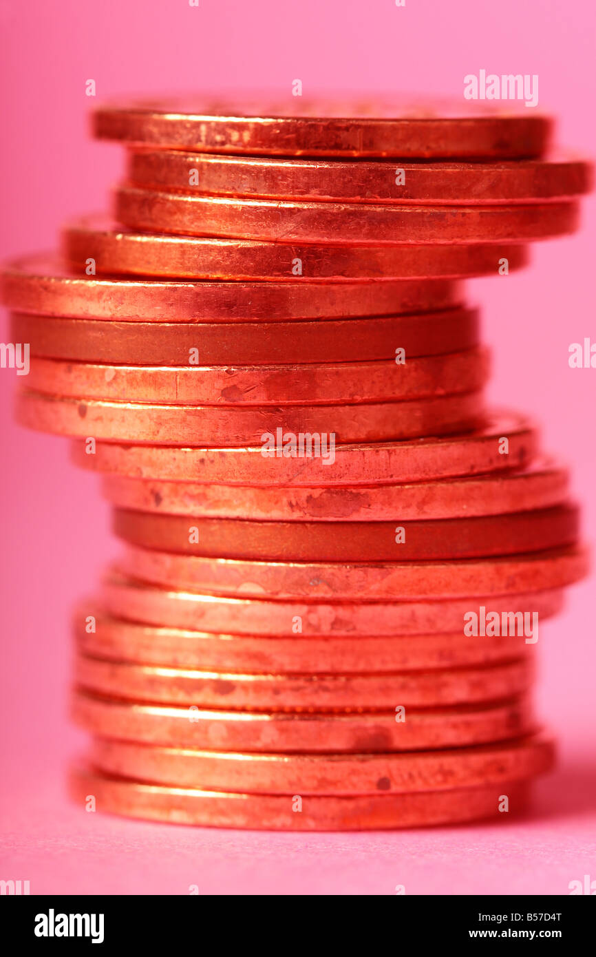 Pila di penny monete denaro contante pila la sterlina rosa Foto Stock