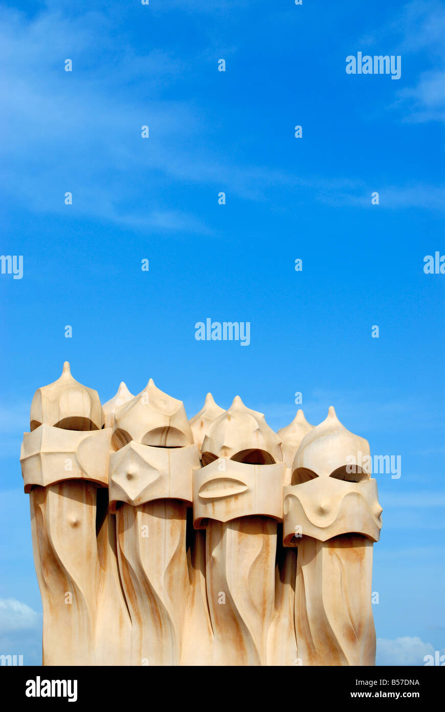 Warrior come camini sulla terrazza del tetto della Casa Mila Pedrera edificio progettato da Antoni Gaudì Barcellona Catalonia Spagna Foto Stock