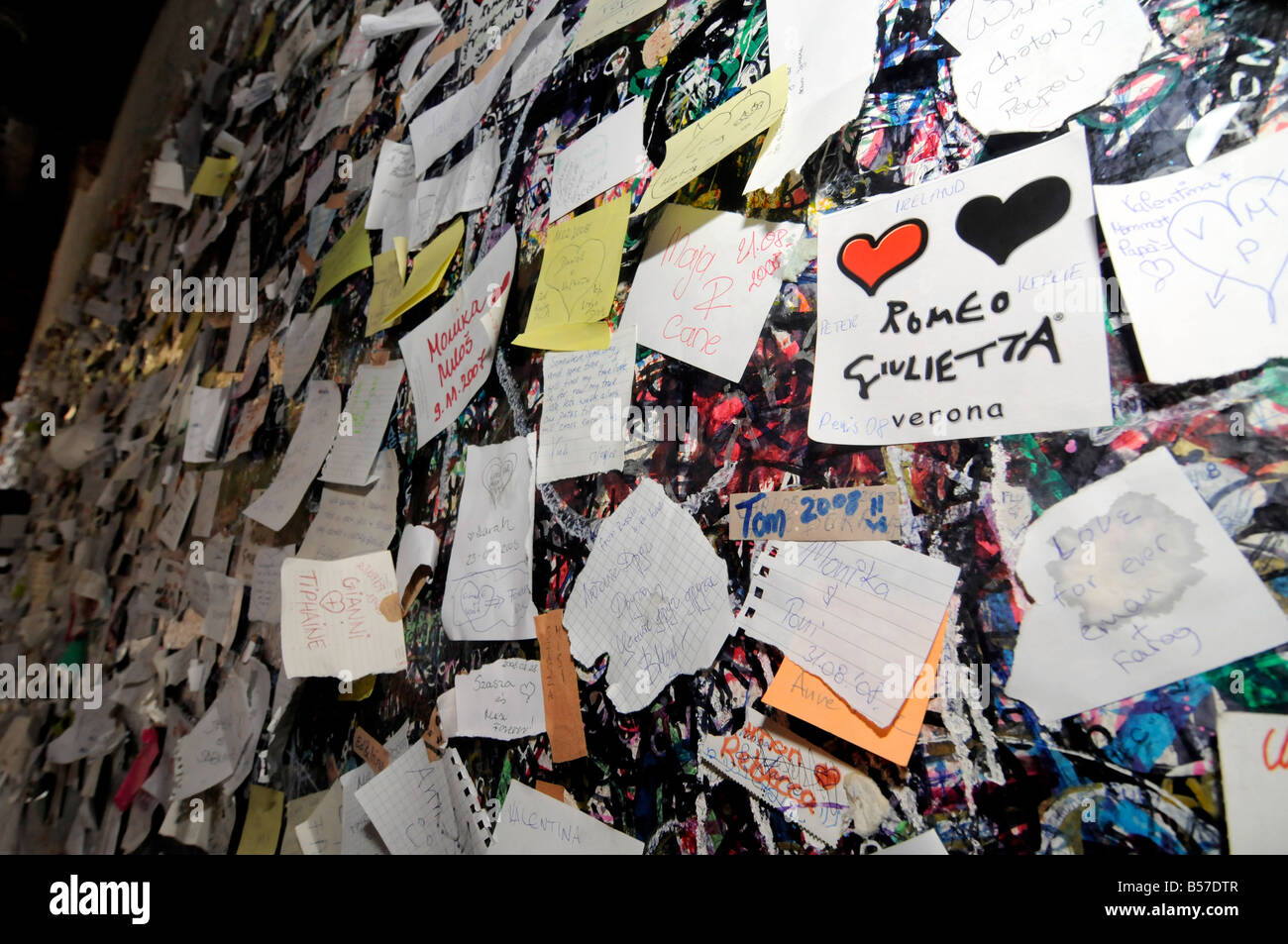 Migliaia di amore note sono lasciati sulle pareti della "casa di Giulietta", a Verona, Italia. Foto Stock