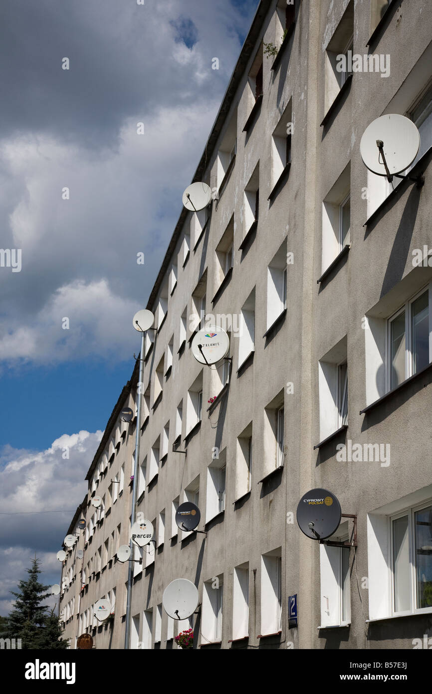 Parabola satellitare ricevitori sul blocco in calcestruzzo di appartamenti in complesso residenziale Miastko Polonia Foto Stock