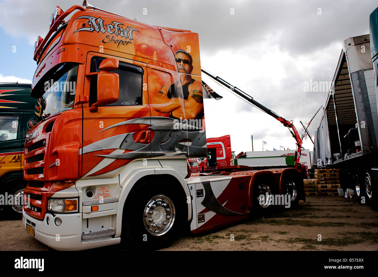 Autocarro Scania decorate con chiara ispirazione dall'Orange county serie del trinciapaglia Foto Stock