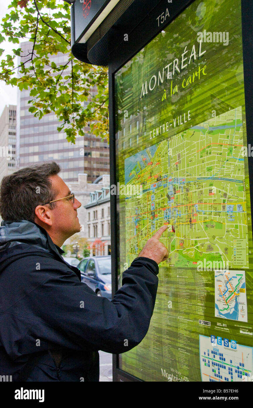 Visitatore in cerca a Montreal mappa stradale Foto Stock