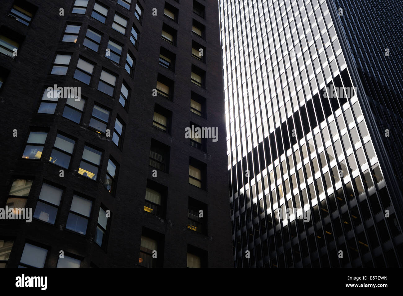 La facciata est della Monadnock Building (sinistra) e Kluczynski Edificio Federale (a destra). Dearborn Street con W. Jackson Blvd. Chicago. Foto Stock