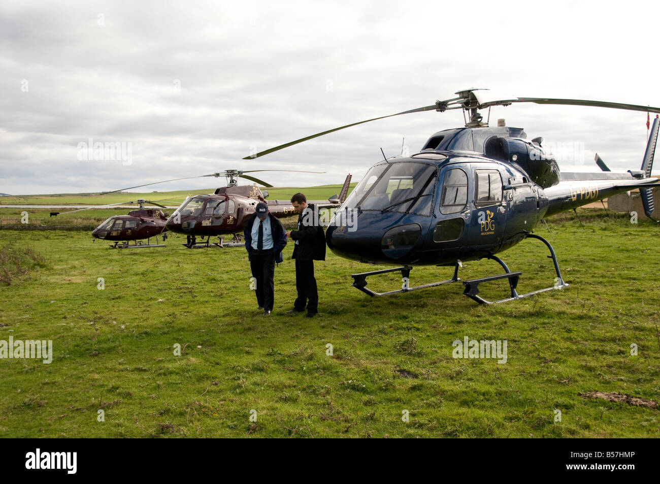 Elicottero di carta i piloti in attesa su di passeggeri sulle Isole Orcadi Foto Stock