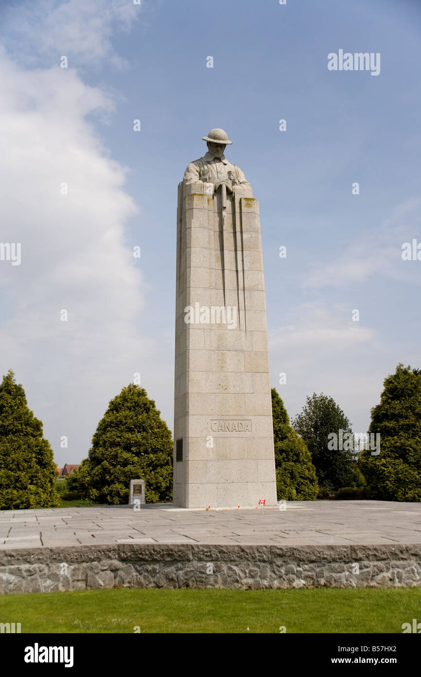 Il meditabondo Soldier Memorial per l'esercito canadese che ha sofferto sotto gli attacchi di gas di aprile 1915 nella prima guerra mondiale Foto Stock