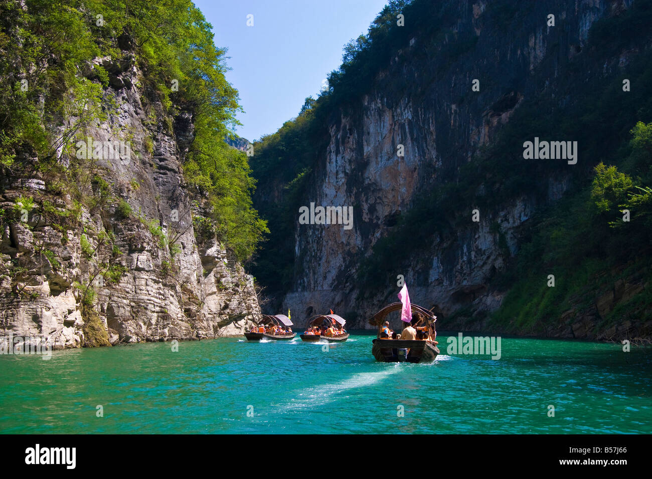 Le imbarcazioni turistiche sul fiume Daning in poco Tre Gole del fiume Yangzi Cina JMH3393 Foto Stock