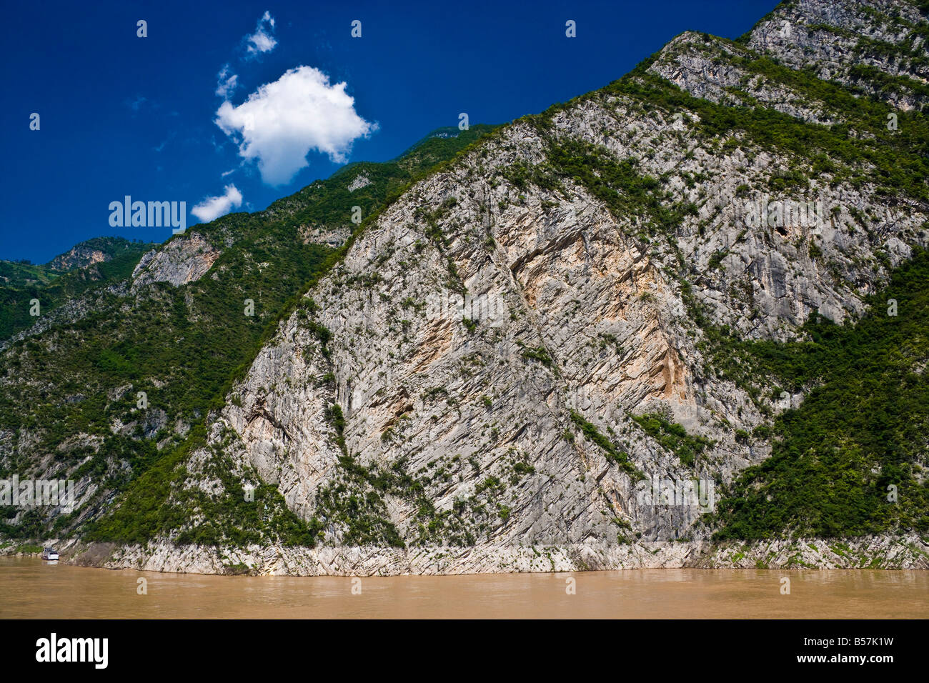 Inclinate le rocce sedimentarie in Wu Gorge in tre gole area del fiume Yangzi Cina JMH3411 Foto Stock