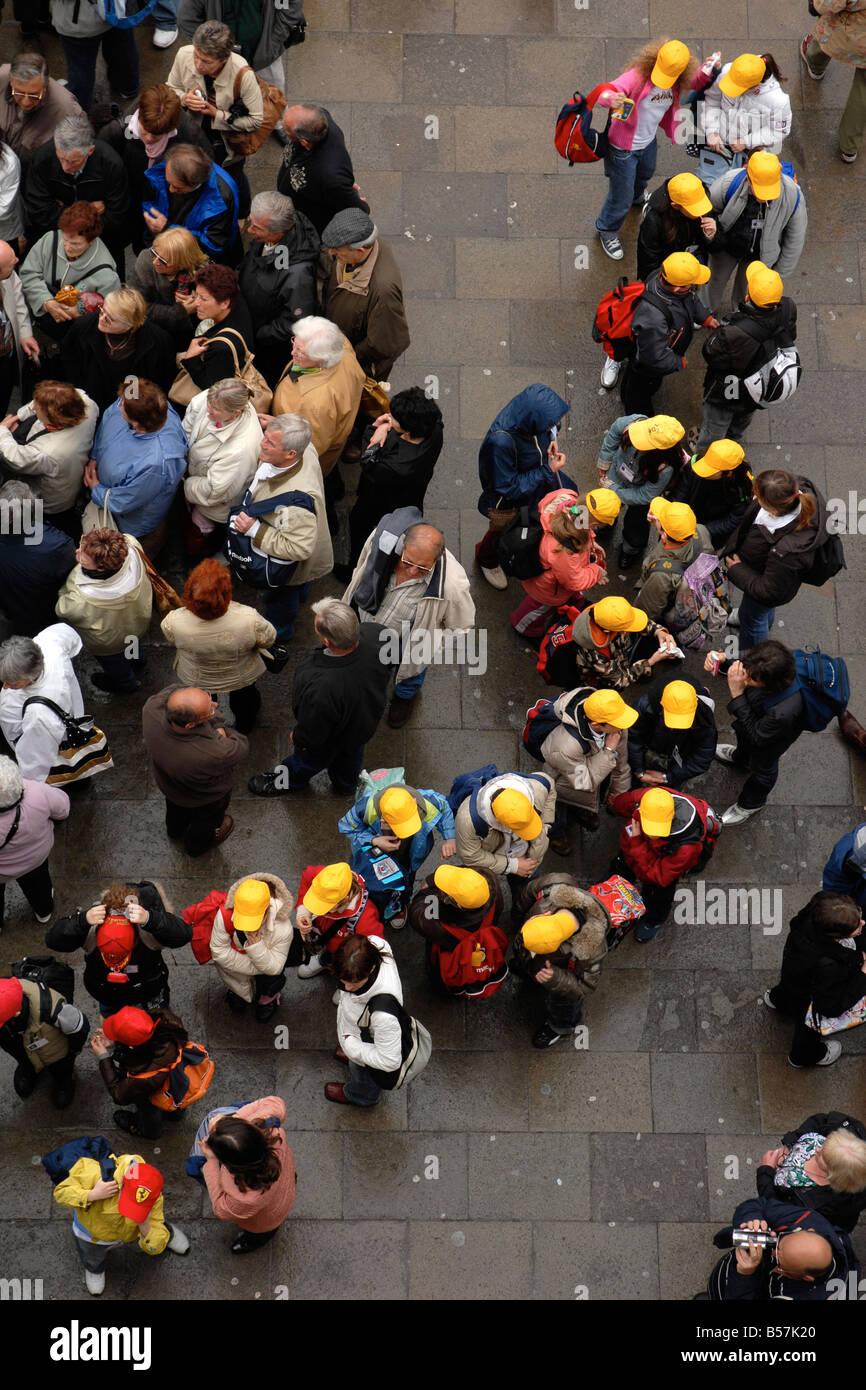 Gruppi di bambini e adulti di turisti sono in attesa su Piazza San Marco a Venezia Italia, visto dall'alto. Foto Stock
