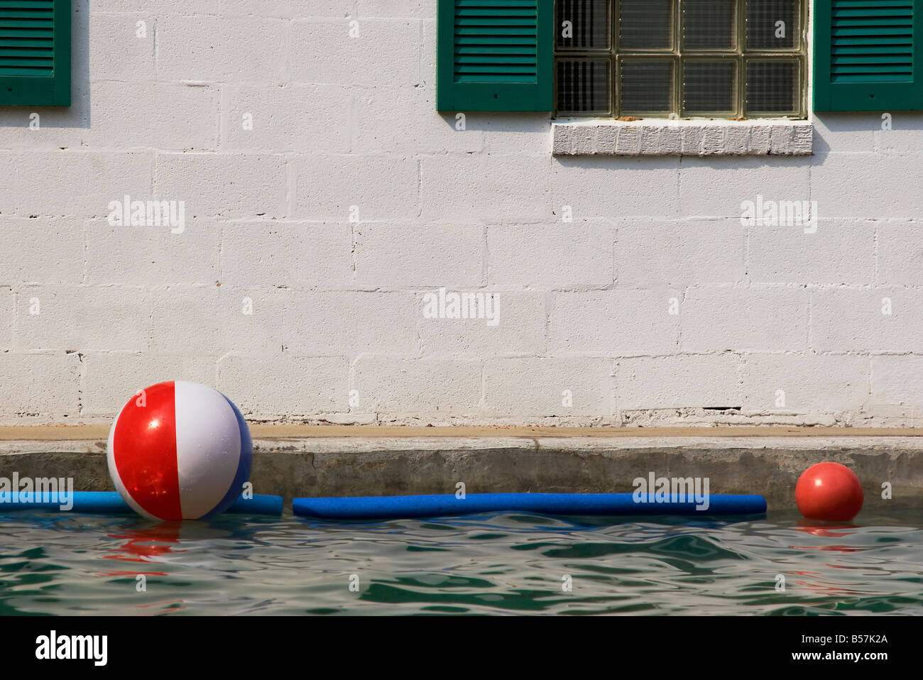 Giocattoli piscina galleggiante in un vuoto di piscina Foto Stock