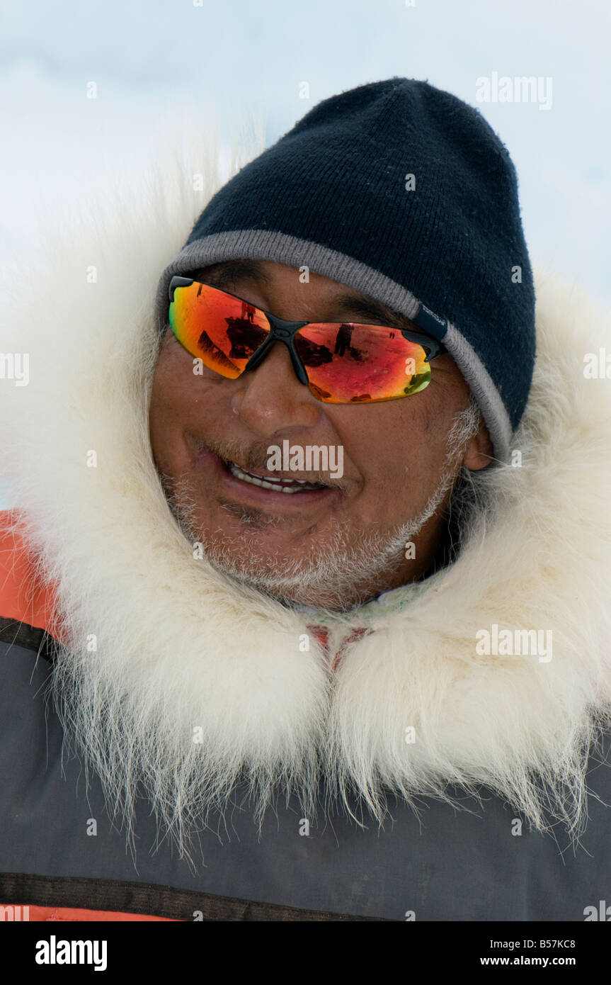 Immagini Stock - Bella Donna Invernale Con Chiodi Rossi Nel Cappuccio Di  Pelliccia Isolato Su Sfondo Nero. Image 135430245