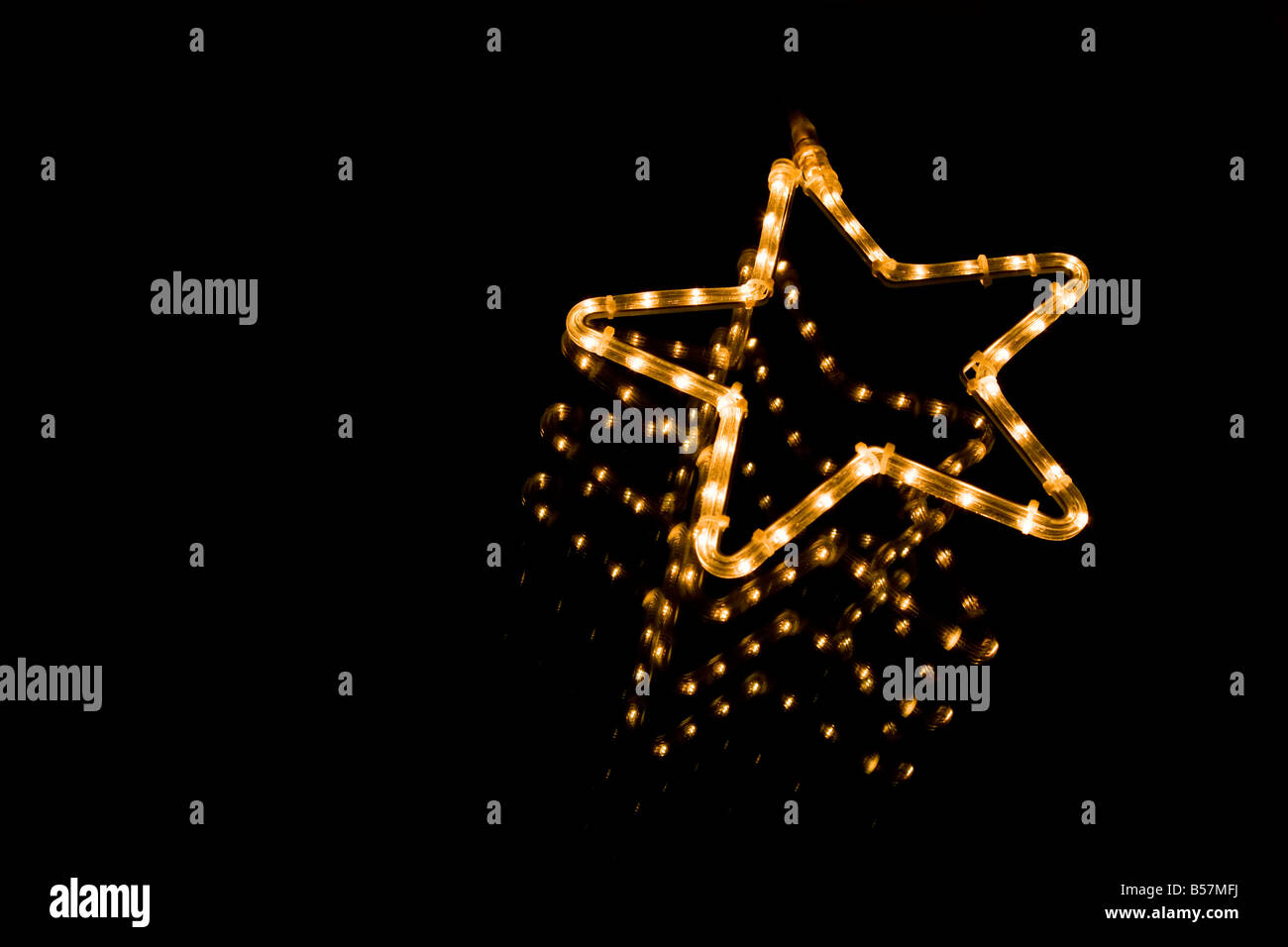 Un LED star riflettendo in una finestra Foto Stock