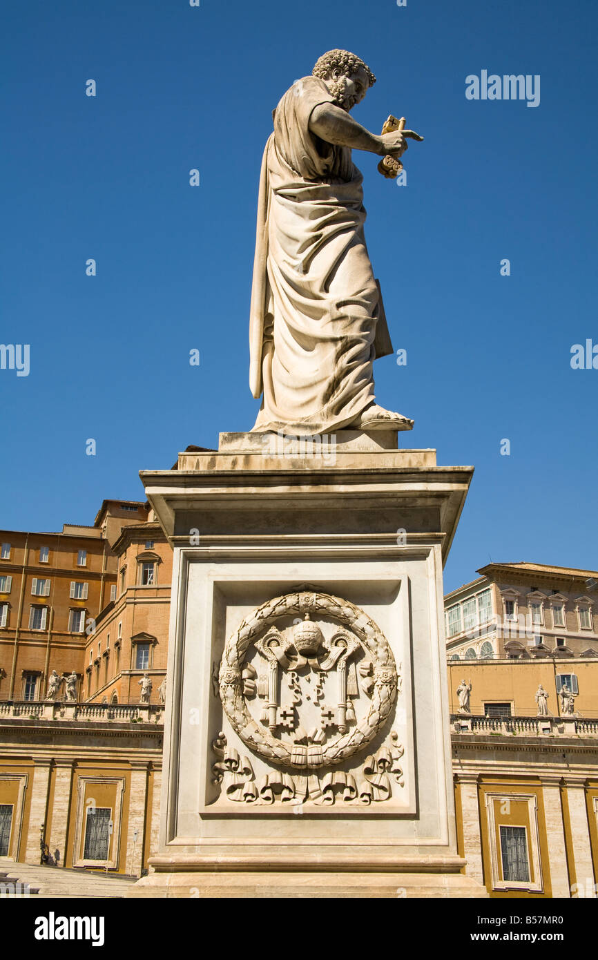 La statua di Papa Pio nono, Piazza San Pietro e Piazza San Pietro e la Città del Vaticano, Roma, Italia Foto Stock