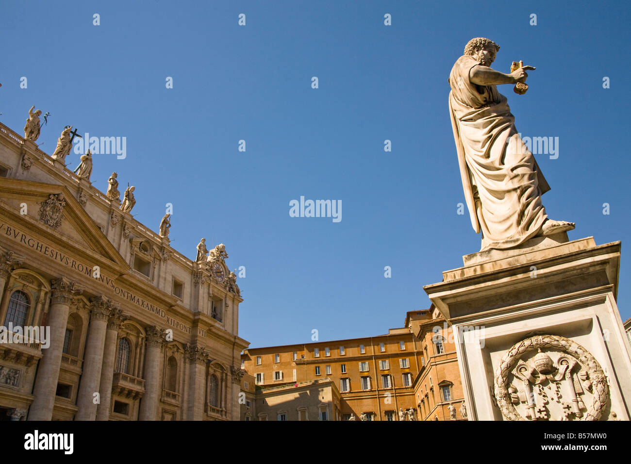 La Basilica di San Pietro e il Papa Pio nono statua, Piazza San Pietro e Piazza San Pietro e la Città del Vaticano, Roma, Italia Foto Stock
