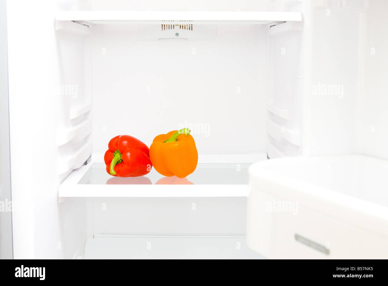 Dieta sana homegrown organico colore originale i peperoni nel vuoto, pulire il frigorifero Foto Stock