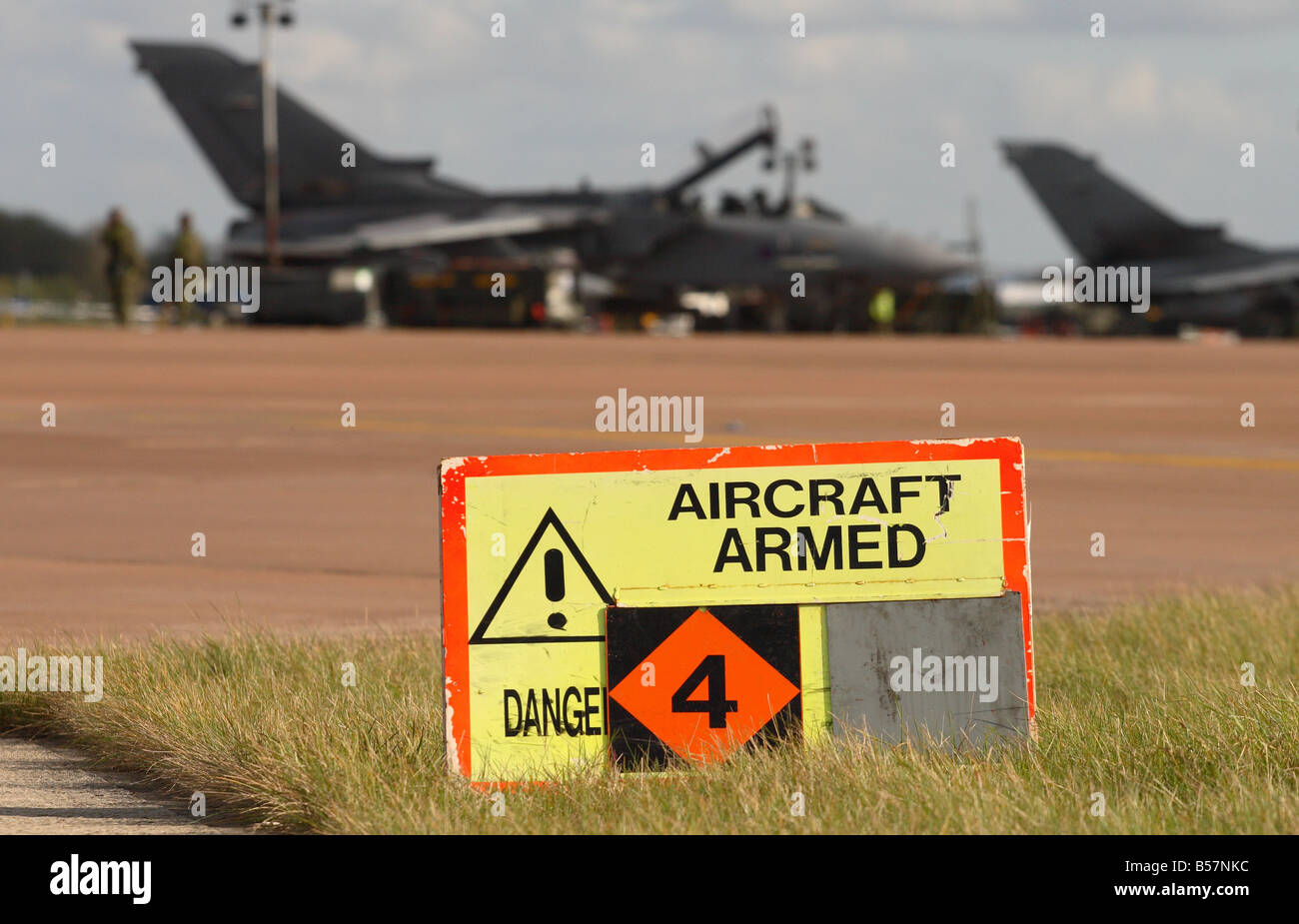 Pericolo di aeromobili armati segno di avvertimento RAF Tornado GR4 bombardieri combattente con armi live su base aerea di dispersione di volo grembiule 2008 Foto Stock
