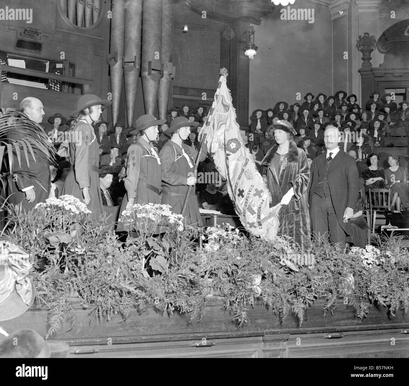 Girl Guides del XIII Camberwell gruppo visto qui presentati con la Principessa Maria standard mediante la Principessa Maria nella sala centrale, Westminster London . 13 Aprile 1924;DM 9253 Foto Stock