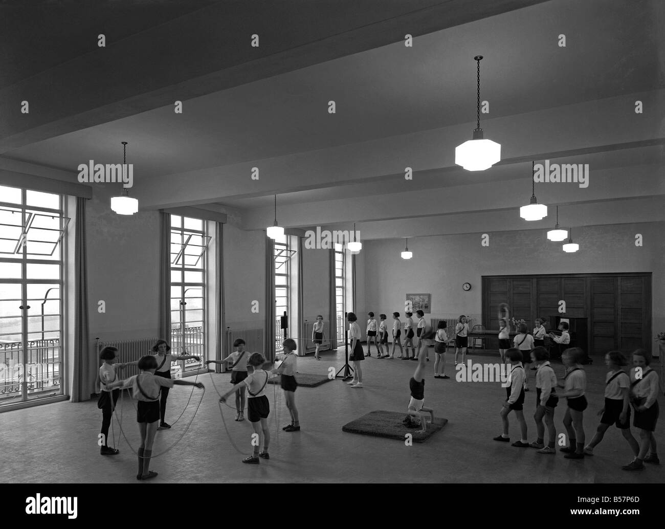 Educazione fisica classe per le ragazze in una scuola di Leicester, Inghilterra, c. 1955 Foto Stock