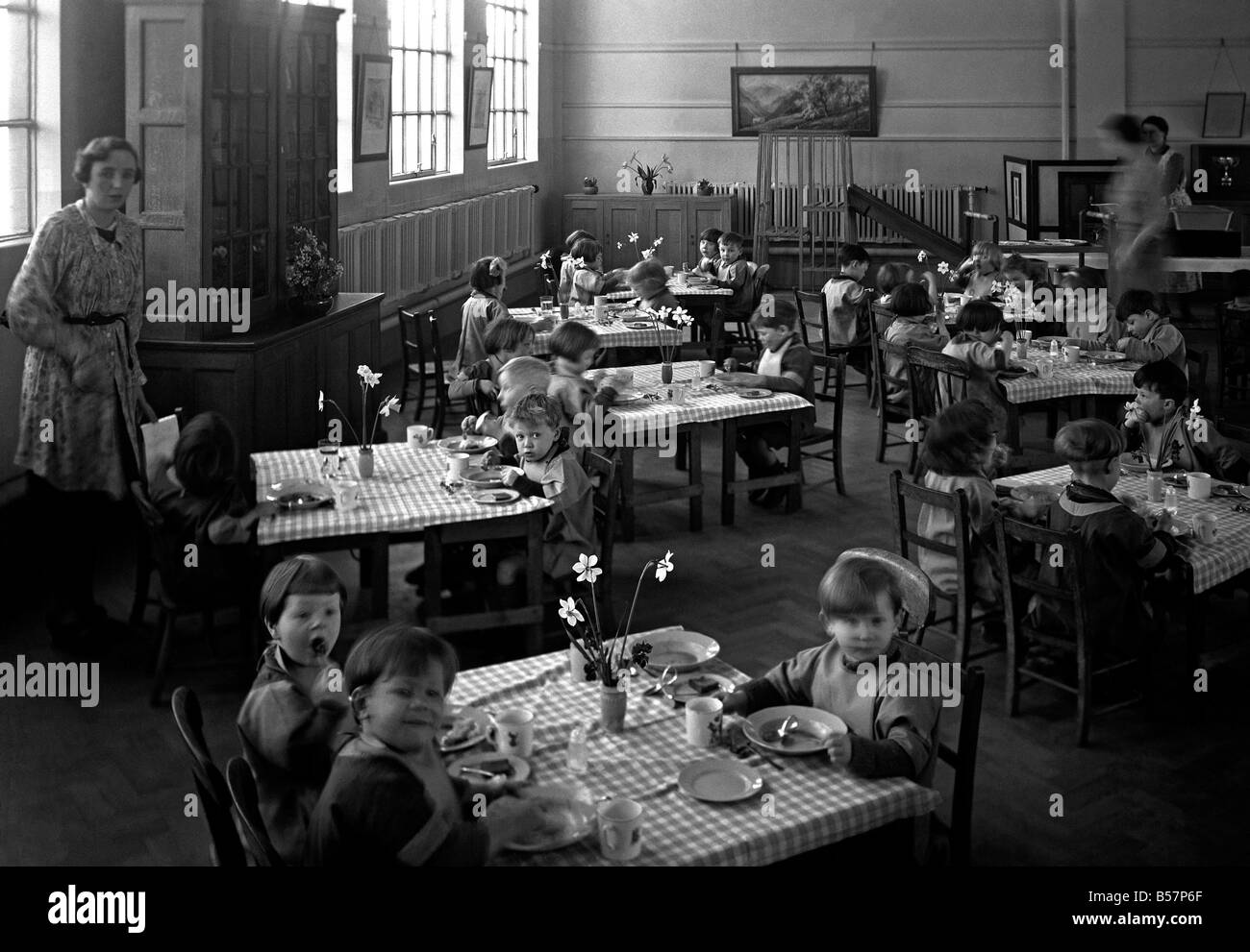 Scuola cena presso una scuola primaria di Leicester, Inghilterra, c. 1955 Foto Stock