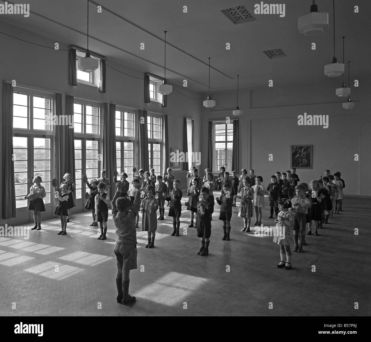 Junior School percussion band in una scuola di Leicester, Inghilterra, c. 1955 Foto Stock