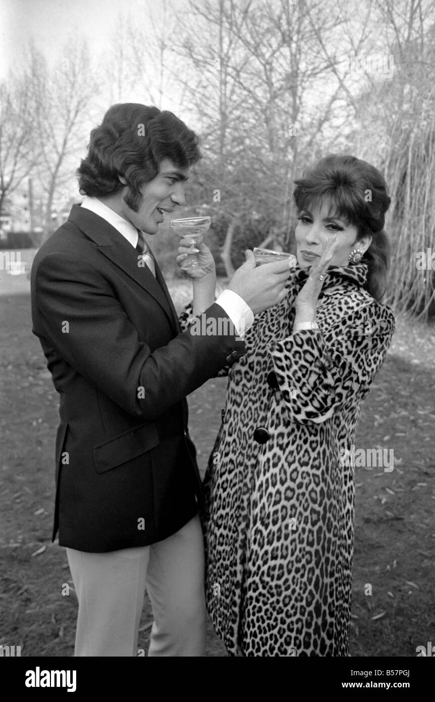 Il cantante Engelbert Humperdinck ospita special guest attrice italiana Gina Lollobrigida. ;E insieme devono bere un bicchiere di champagne per una partnership di successo.; Gennaio 1970 ;70-00084-002 Foto Stock