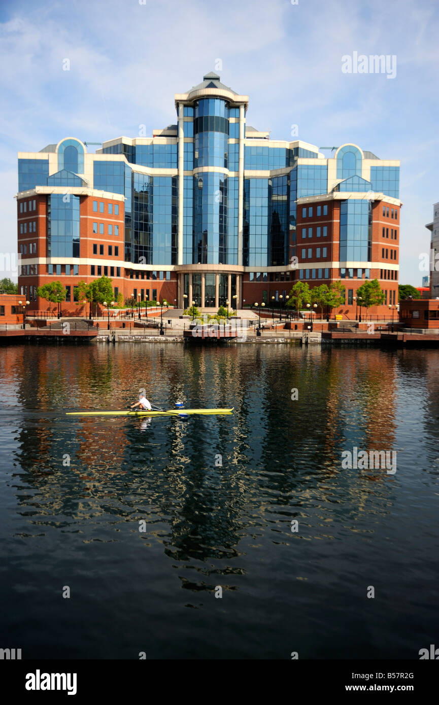 Moderno edificio di uffici, Erie Basin, Salford Quays, Greater Manchester, Inghilterra, Regno Unito, Europa Foto Stock