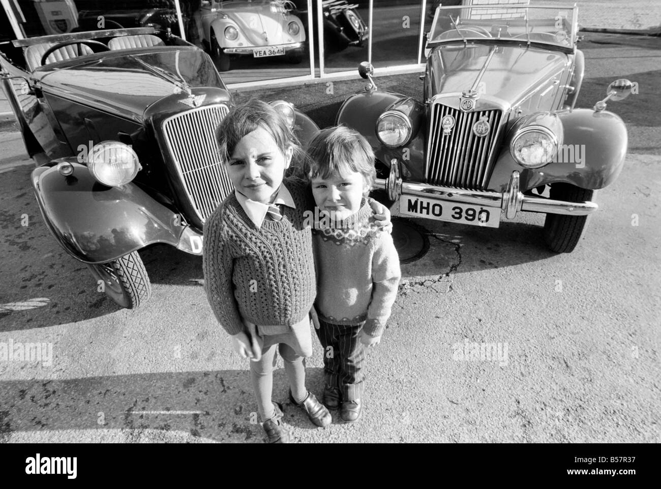 I bambini con auto d'epoca. Austin e M.G. &#13;&#10;Gennaio 1975 &#13;&#10;75-00391-003 Foto Stock