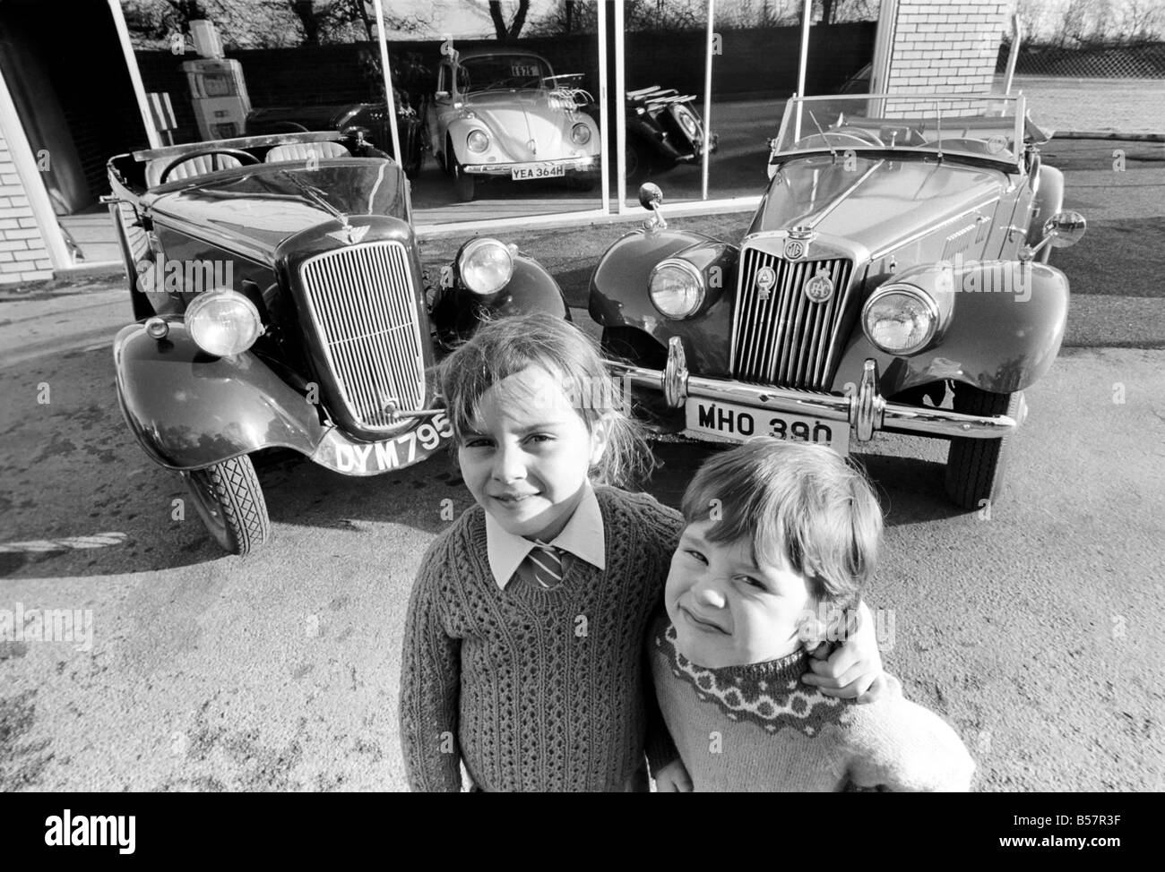 I bambini con auto d'epoca. Austin e M.G. &#13;&#10;Gennaio 1975 &#13;&#10;75-00391-004 Foto Stock