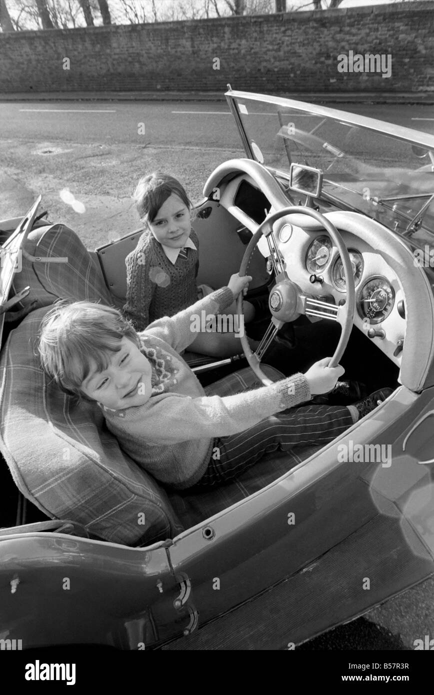 I bambini con auto d'epoca. Austin e M.G. &#13;&#10;Gennaio 1975 &#13;&#10;75-00391-005 Foto Stock