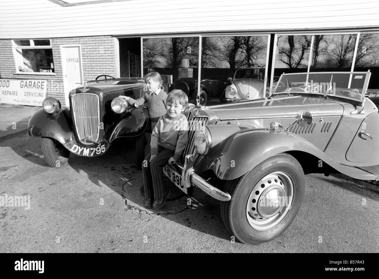 I bambini con auto d'epoca. Austin e M.G. &#13;&#10;Gennaio 1975 &#13;&#10;75-00391-006 Foto Stock