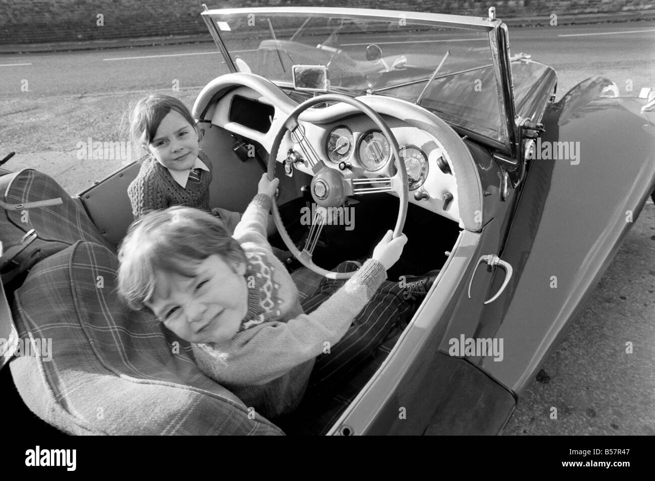 I bambini con auto d'epoca. Austin e M.G. &#13;&#10;Gennaio 1975 &#13;&#10;75-00391-007 Foto Stock