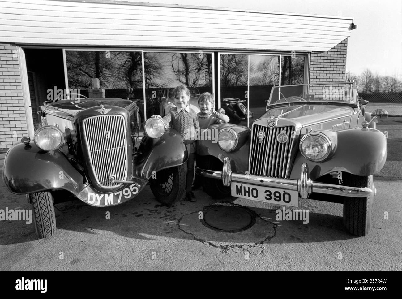 I bambini con auto d'epoca. Austin e M.G. &#13;&#10;Gennaio 1975 &#13;&#10;75-00391-008 Foto Stock