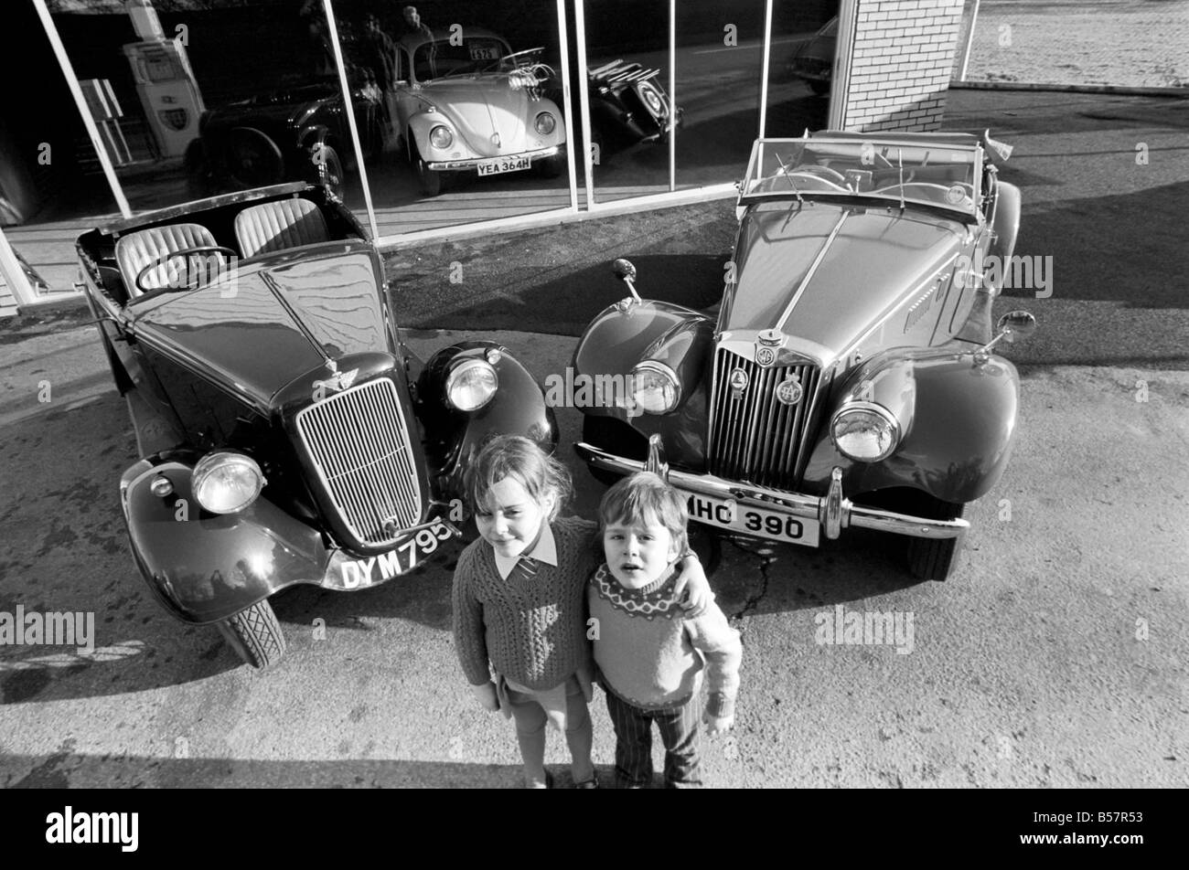 I bambini con auto d'epoca. Austin e M.G. &#13;&#10;Gennaio 1975 &#13;&#10;75-00391 Foto Stock
