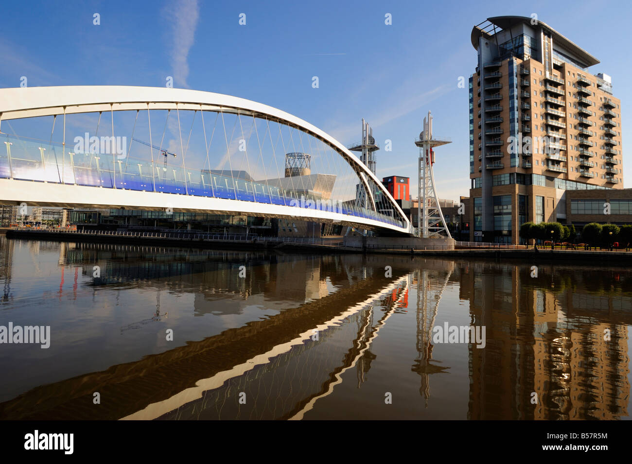 Il Lowry ponte sopra il Manchester Ship Canal, Salford Quays, Greater Manchester, Inghilterra, Regno Unito, Europa Foto Stock