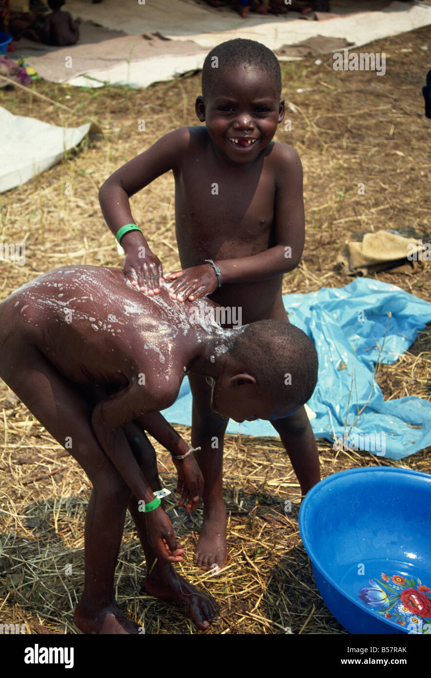 Bambini il lavaggio di Goma dello Zaire Africa L TAYLOR Foto Stock
