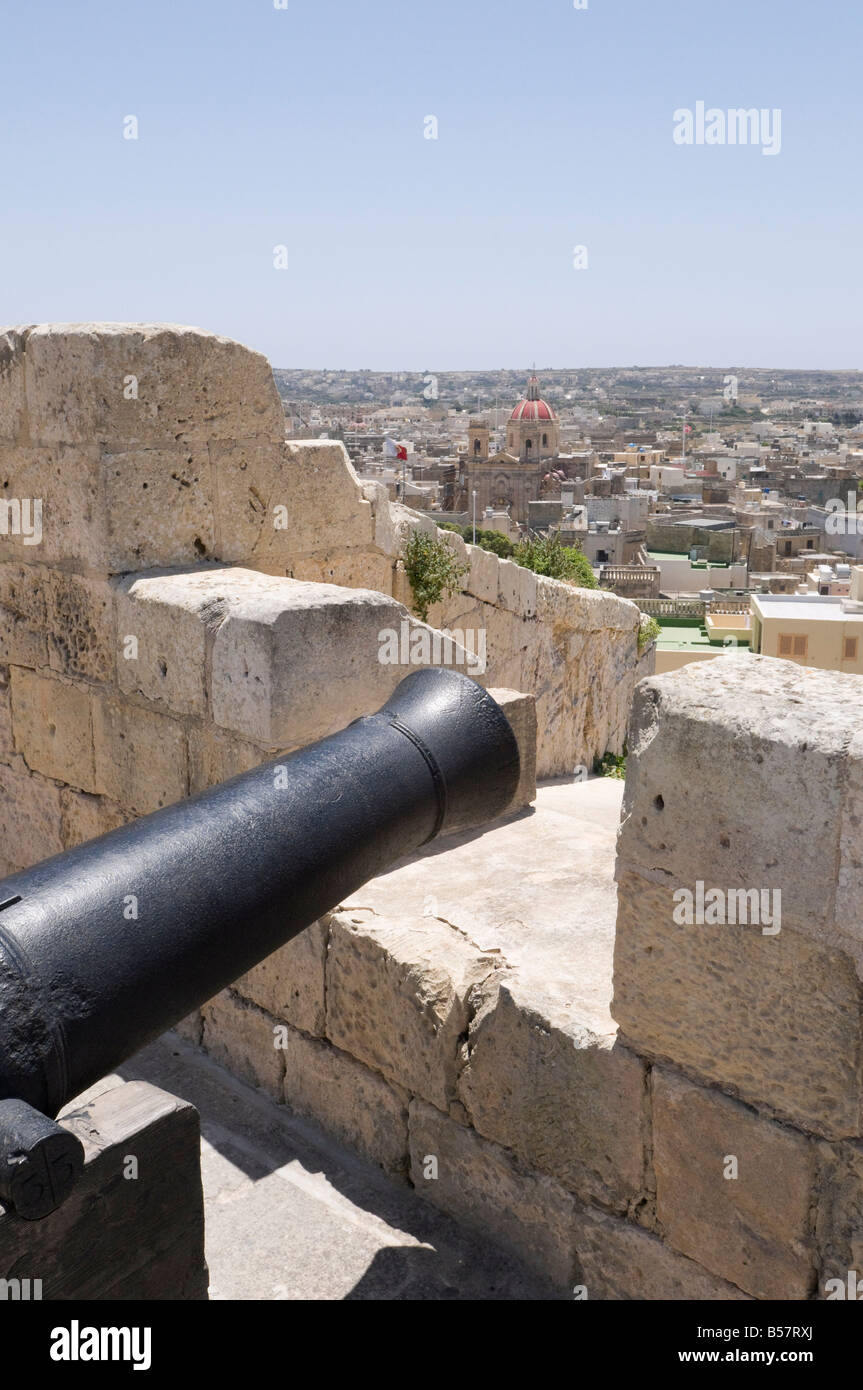 Il cannone sui bastioni della cittadella, Victoria (Rabat), Gozo, Malta, Europa Foto Stock
