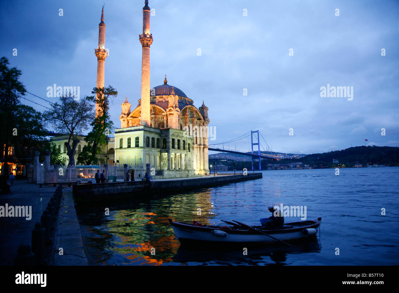 Ortakoy Mecidiye moschea e il ponte sul Bosforo, Istanbul, Turchia, Europa Foto Stock
