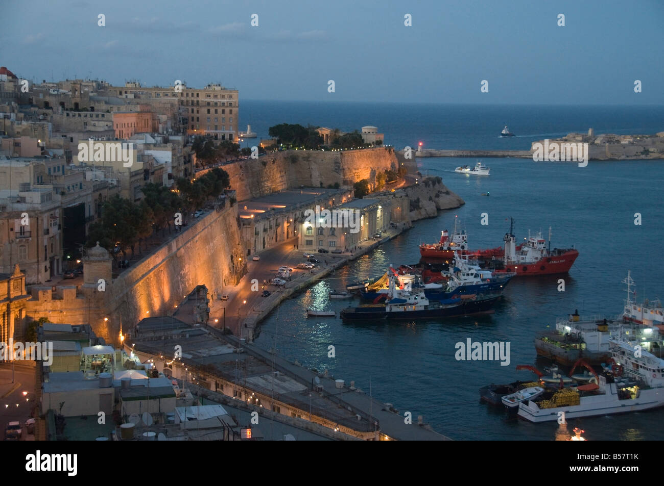 Vista del Grand Harbour da Barracca Gardens, La Valletta, Malta, Mediterraneo, Europa Foto Stock