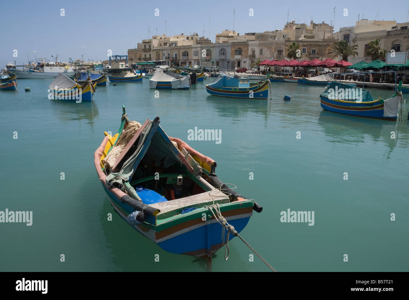 Vivacemente colorate barche da pesca chiamato Luzzus presso il villaggio di pescatori di Marsaxlokk, Malta, Mediterraneo, Europa Foto Stock