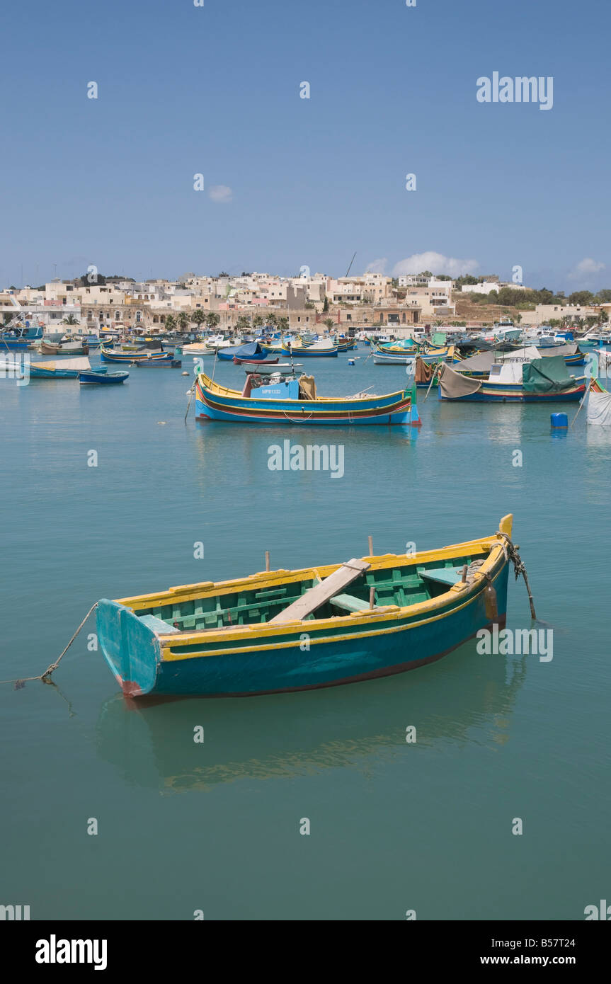 Vivacemente colorate barche da pesca chiamato Luzzus presso il villaggio di pescatori di Marsaxlokk, Malta, Mediterraneo, Europa Foto Stock