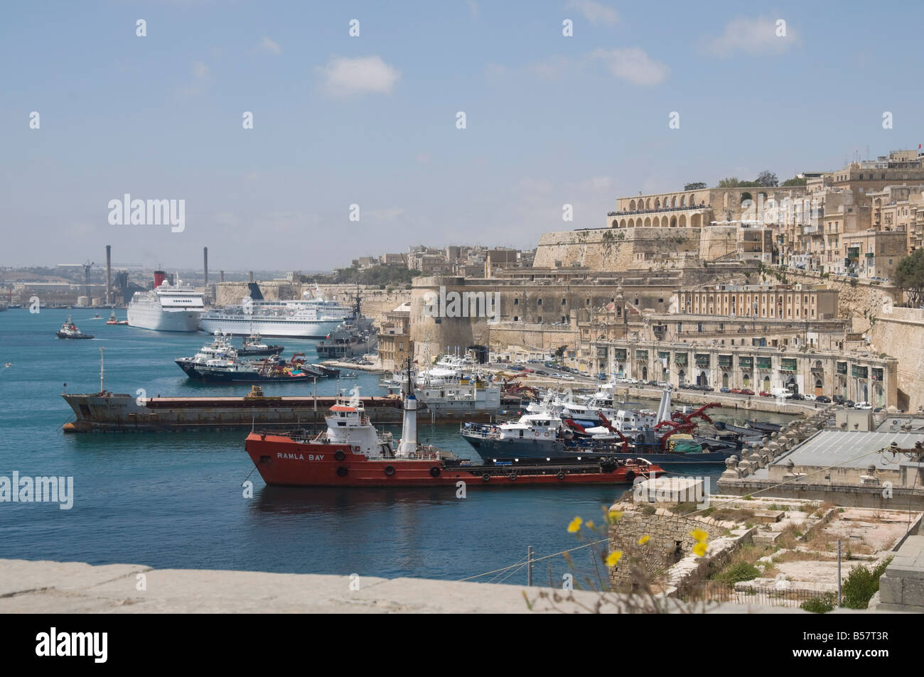 Barche da pesca con Barracca Gardens in distanza, La Valletta, Malta, Mediterraneo, Europa Foto Stock