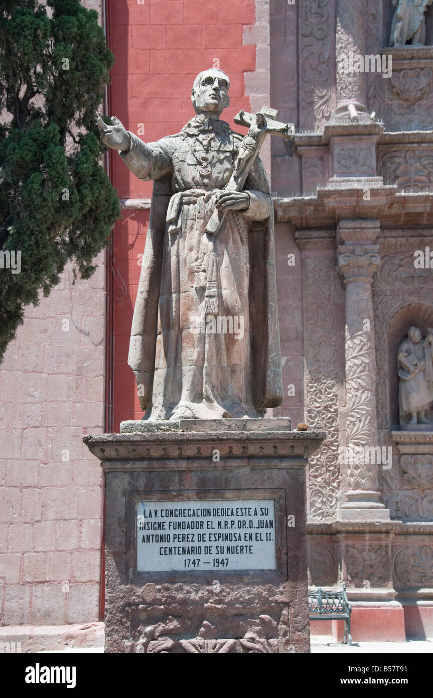 Statua al di fuori dell'Oratorio de San Felipe Neri, in una chiesa di San Miguel De Allende (San Miguel), stato di Guanajuato, Messico Foto Stock